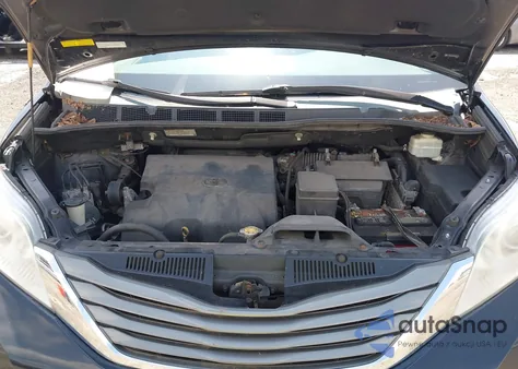 2013 Toyota Sienna Xle 7 Passenger z USA, uszkodzony, nr VIN 5TDDK3DC8DS064047